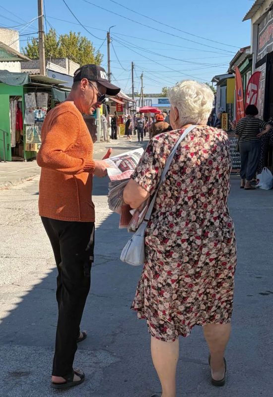 Коммунисты продолжают агитацию населения и рассказывают о Программе Победы КПРФ, с которой партия идет на выборы в Государственную Думу Коммунисты продолжают агитацию населения и рассказывают о Программе Победы КПРФ, с которой партия идет на выборы в Государственную Думу