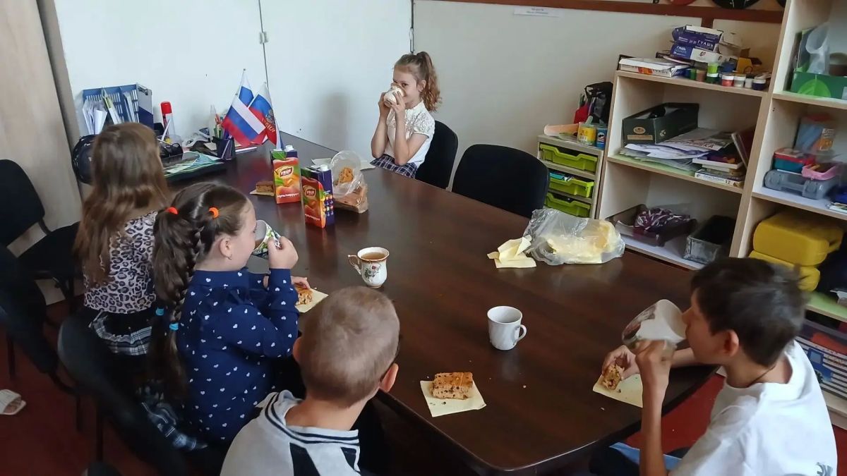 Работники культуры села Дмитровка поздравили школьников с началом учебного года Работники культуры села Дмитровка поздравили школьников с началом учебного года
