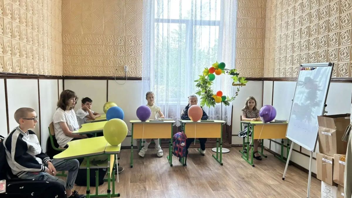 Работники культуры села Дмитровка поздравили школьников с началом учебного года Работники культуры села Дмитровка поздравили школьников с началом учебного года