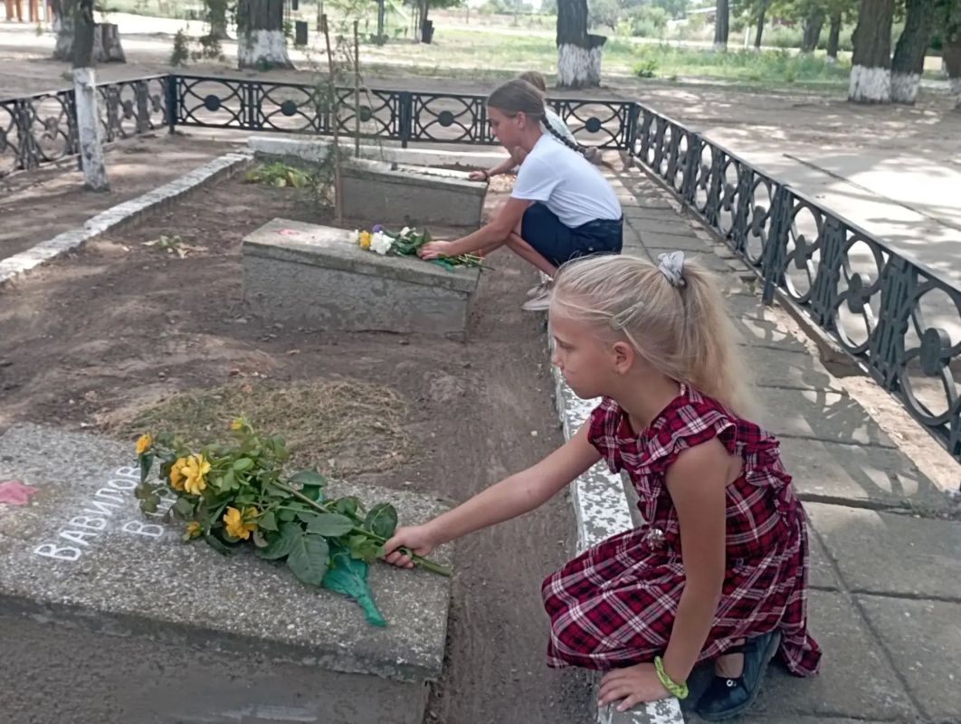 В День Победы над милитаристской Японией и окончания Второй мировой войны юные посетители Сергеевской библиотеки возложили цветы к памятнику воинам, погибшим в годы Великой Отечественной войны В День Победы над милитаристской Японией и окончания Второй мировой войны юные посетители Сергеевской библиотеки возложили цветы к памятнику воинам, погибшим в годы Великой Отечественной войны