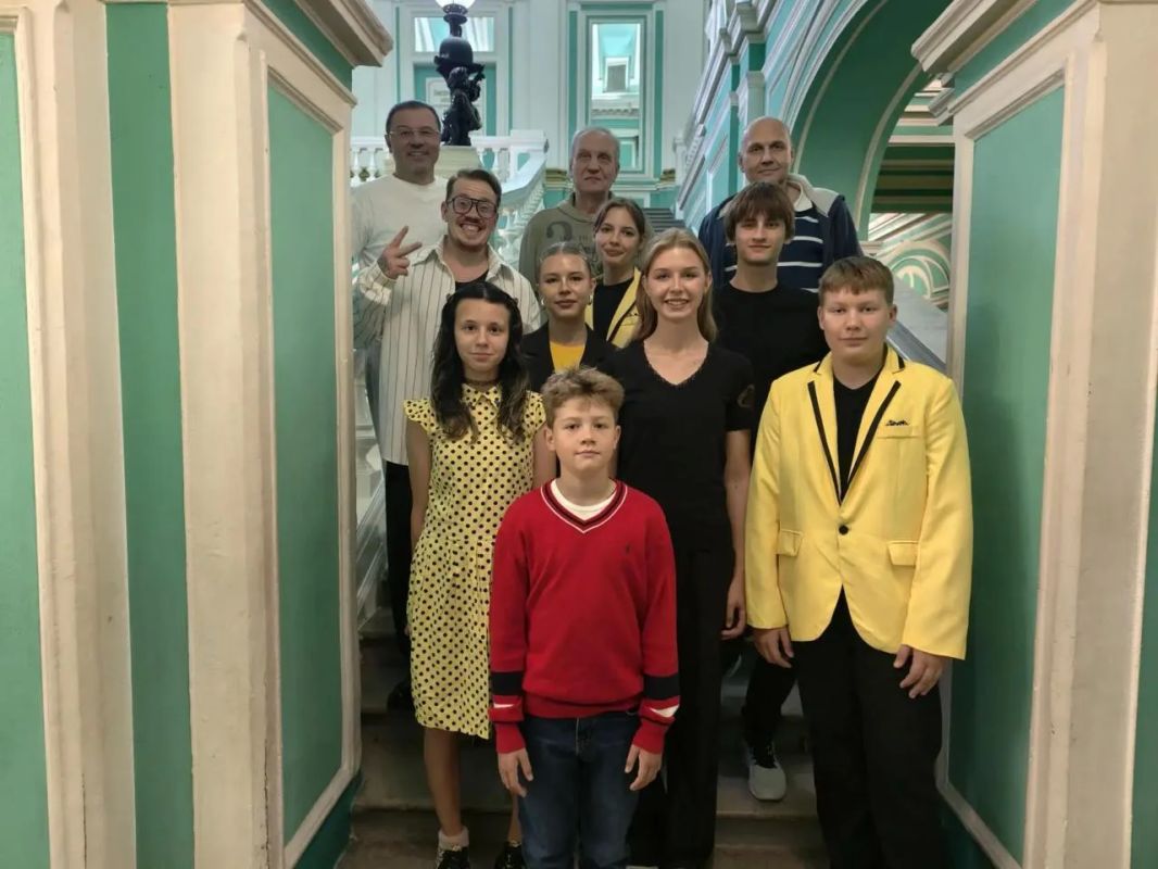 Команда КВН "Рука в синице" из Скадовска прошла в полуфинал лиги "Балтика" в Санкт-Петербурге Команда КВН "Рука в синице" из Скадовска прошла в полуфинал лиги "Балтика" в Санкт-Петербурге