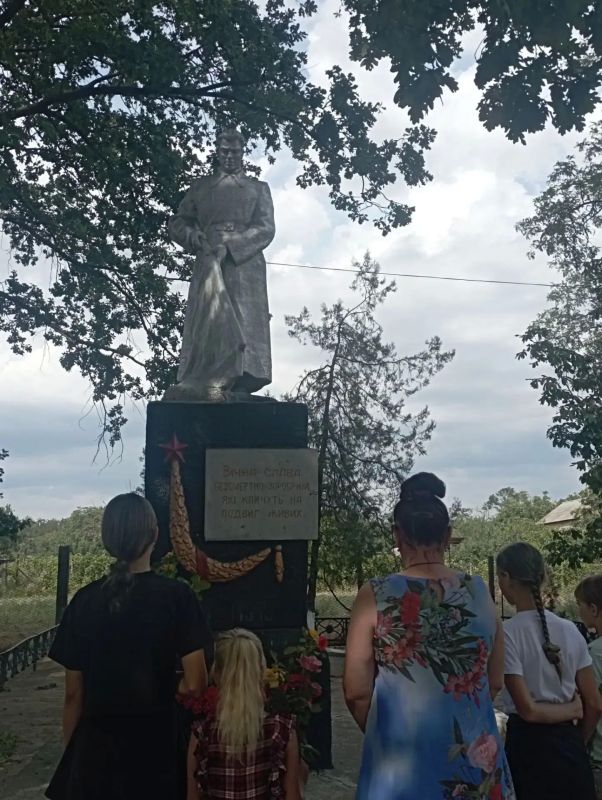 В День Победы над милитаристской Японией и окончания Второй мировой войны юные посетители Сергеевской библиотеки возложили цветы к памятнику воинам, погибшим в годы Великой Отечественной войны В День Победы над милитаристской Японией и окончания Второй мировой войны юные посетители Сергеевской библиотеки возложили цветы к памятнику воинам, погибшим в годы Великой Отечественной войны