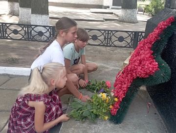 В День Победы над милитаристской Японией и окончания Второй мировой войны юные посетители Сергеевской библиотеки возложили цветы к памятнику воинам, погибшим в годы Великой Отечественной войны