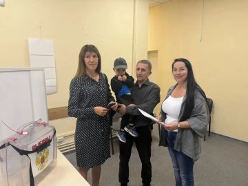 Всей семьей на выборы. В Новой Каховке, несмотря на непростую оперативную обстановку, жители приходят голосовать вместе с детьми и близкими