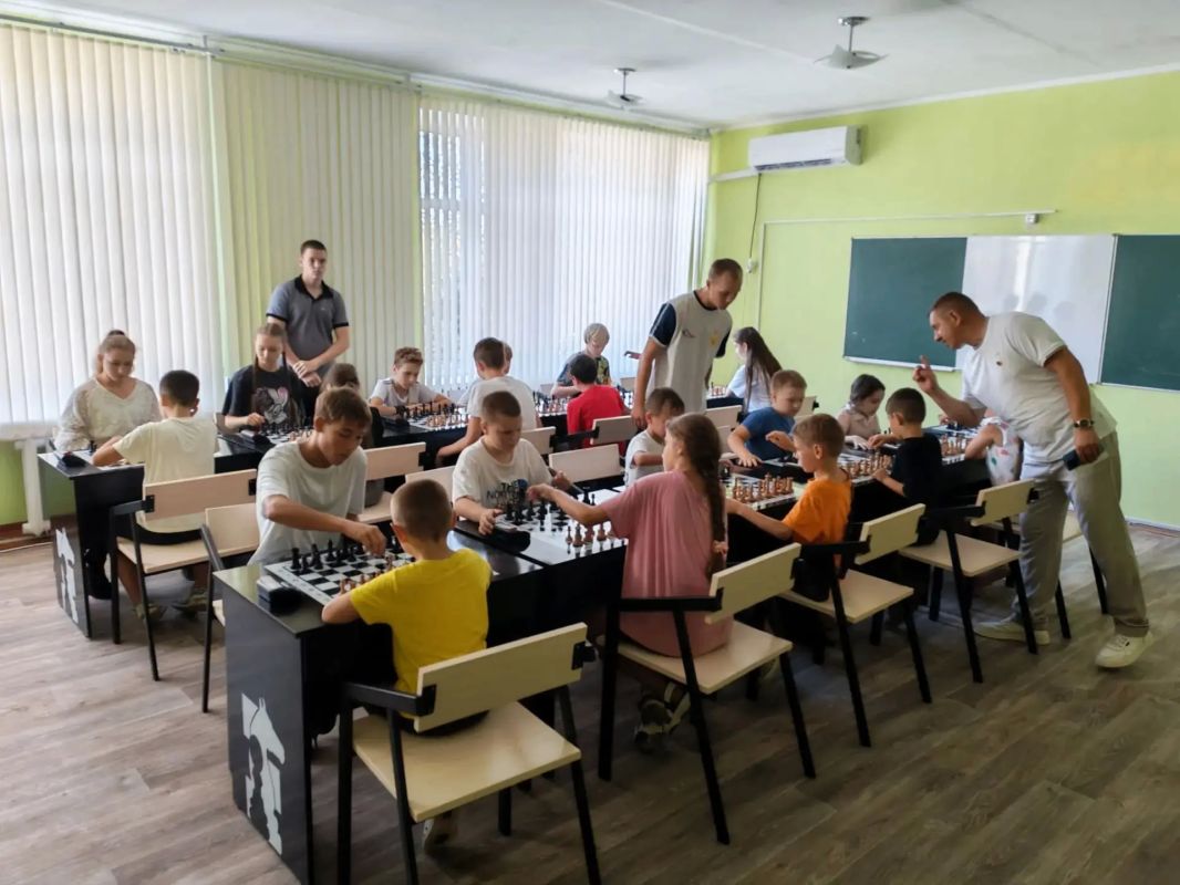Завершился турнир по быстрым шахматам среди школьников 6–16 лет Завершился турнир по быстрым шахматам среди школьников 6–16 лет