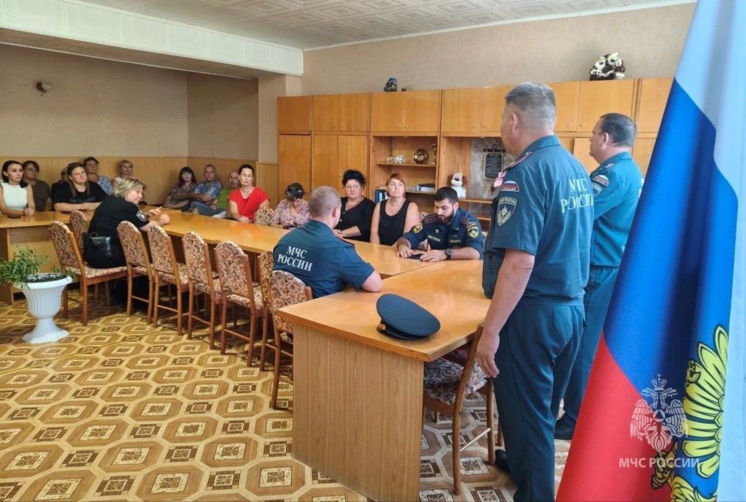 Безопасность — в надёжных руках: в Новотроицкой Школе № 2 прошло инструктивное занятие от МЧС России Безопасность — в надёжных руках: в Новотроицкой Школе № 2 прошло инструктивное занятие от МЧС России