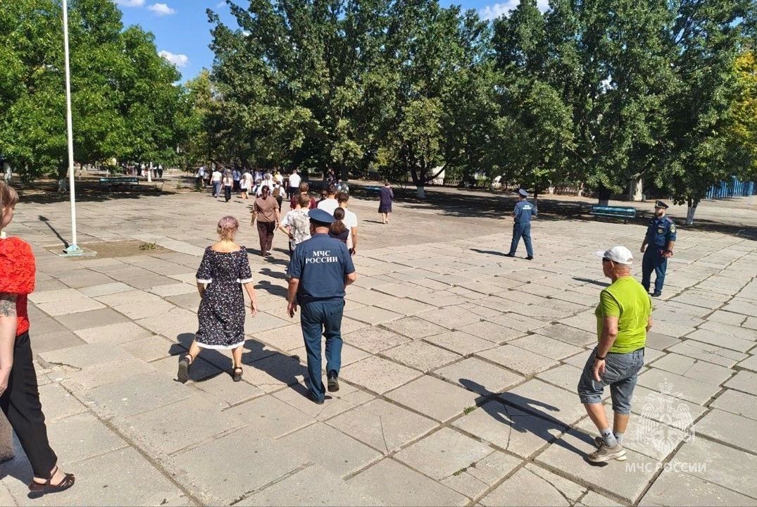 Безопасность — в надёжных руках: в Новотроицкой Школе № 2 прошло инструктивное занятие от МЧС России Безопасность — в надёжных руках: в Новотроицкой Школе № 2 прошло инструктивное занятие от МЧС России