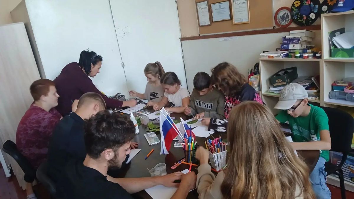 В Дмитровском сельском Доме культуры дети интересно и с пользой проводят время В Дмитровском сельском Доме культуры дети интересно и с пользой проводят время