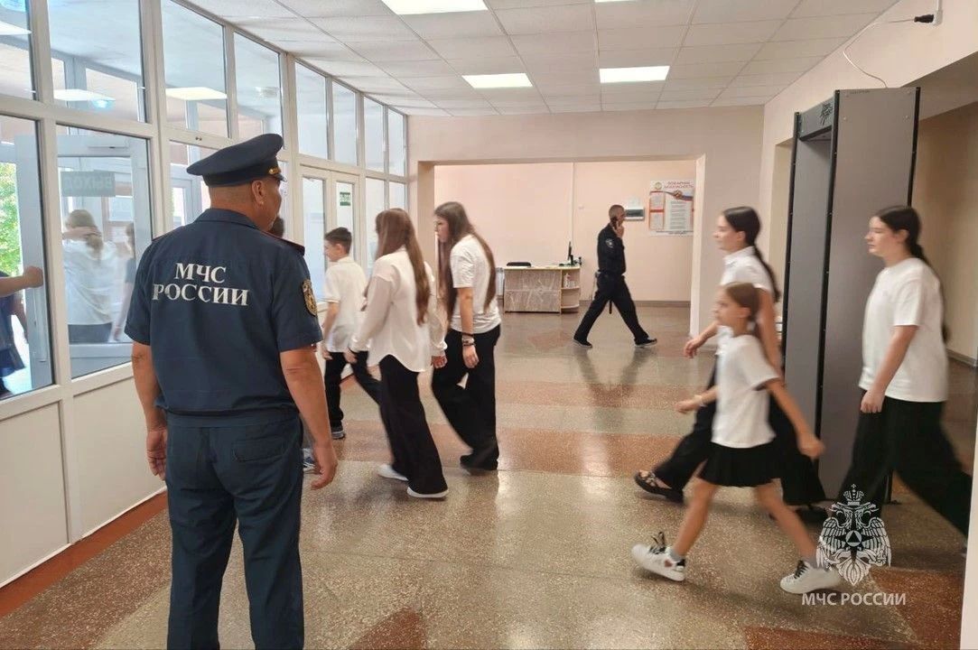 Безопасность — в надёжных руках: в Новотроицкой Школе № 2 прошло инструктивное занятие от МЧС России Безопасность — в надёжных руках: в Новотроицкой Школе № 2 прошло инструктивное занятие от МЧС России