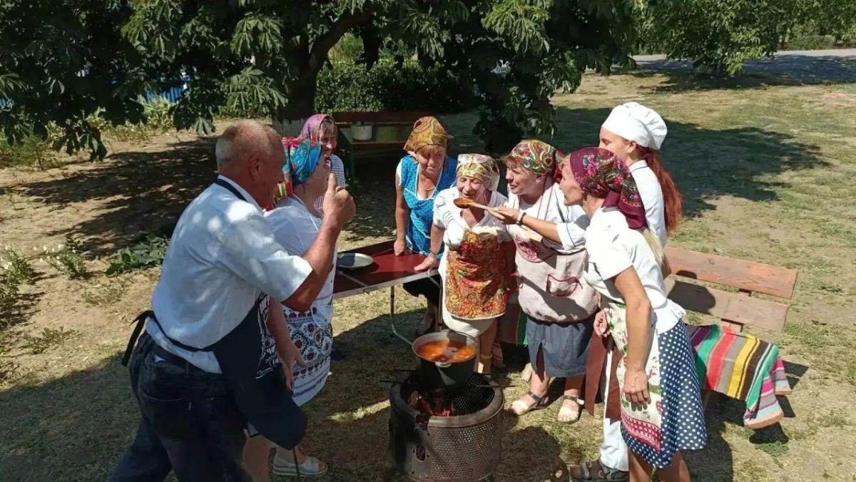 Перчик – чтоб щечки горели, а морковь – для блеска глаз: Команда «Зашкварный борщ» рвется в финал гастрономического фестиваля Каховки Перчик – чтоб щечки горели, а морковь – для блеска глаз: Команда «Зашкварный борщ» рвется в финал гастрономического фестиваля Каховки
