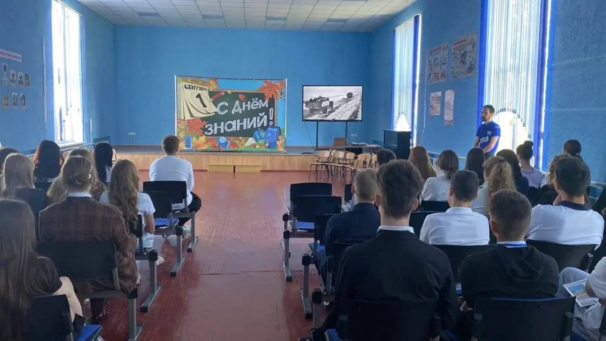 В годовщину начала блокады Ленинграда молодогвардейцы Херсонской области провели уроки памяти для учеников 9–11-х классов В годовщину начала блокады Ленинграда молодогвардейцы Херсонской области провели уроки памяти для учеников 9–11-х классов