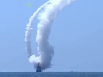 Новый ракетный эсминец "Кан Гон" ВМС КНДР провел летные испытания крылатых ракет большой дальности, перед вступлением в состав боевых сил флота
