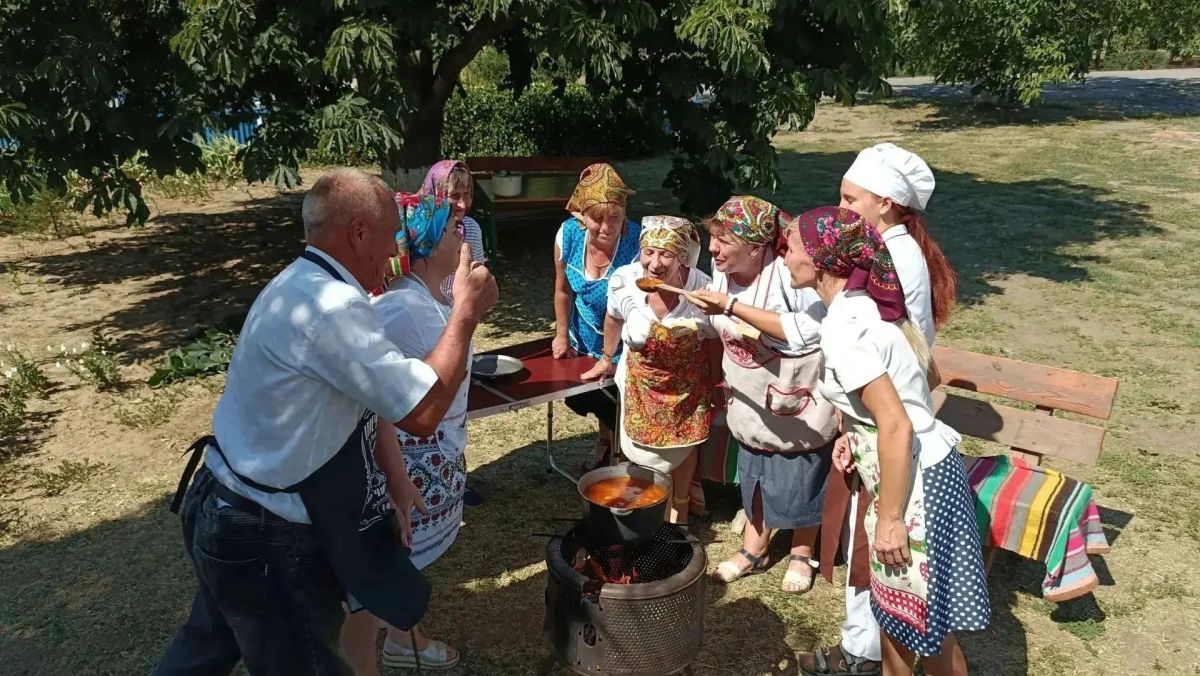 Перчик – чтоб щечки горели, а морковь – для блеска глаз: Команда «Зашкварный борщ» рвется в финал гастрономического фестиваля Каховки Перчик – чтоб щечки горели, а морковь – для блеска глаз: Команда «Зашкварный борщ» рвется в финал гастрономического фестиваля Каховки