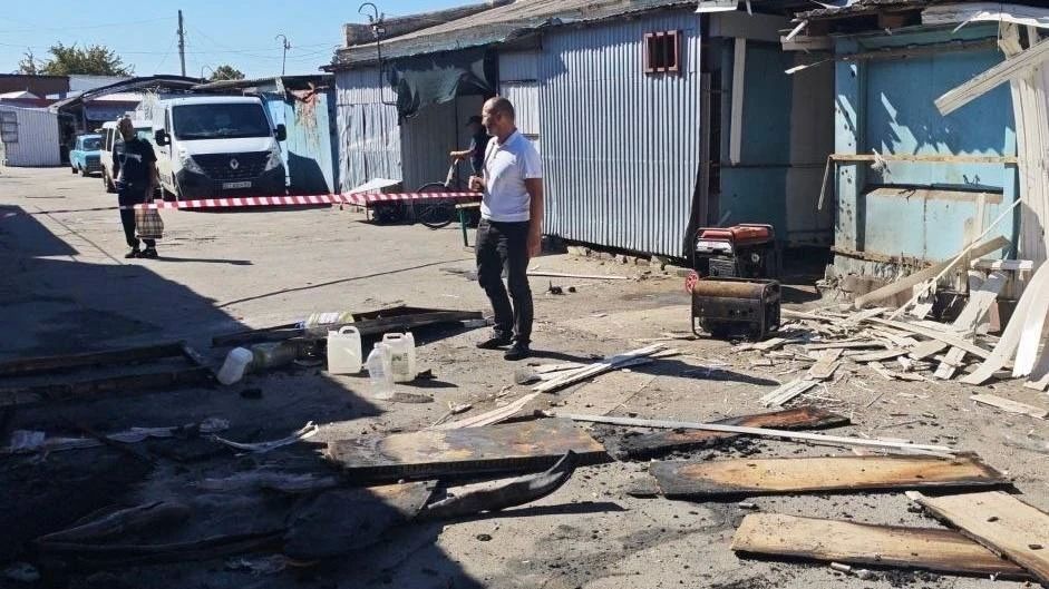 Центральный рынок Каховки загорелся после удара ВСУ Центральный рынок Каховки загорелся после удара ВСУ