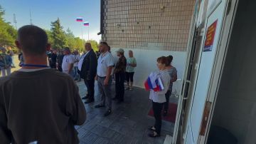 В Лазурном избирательный участок открыли под гимн России