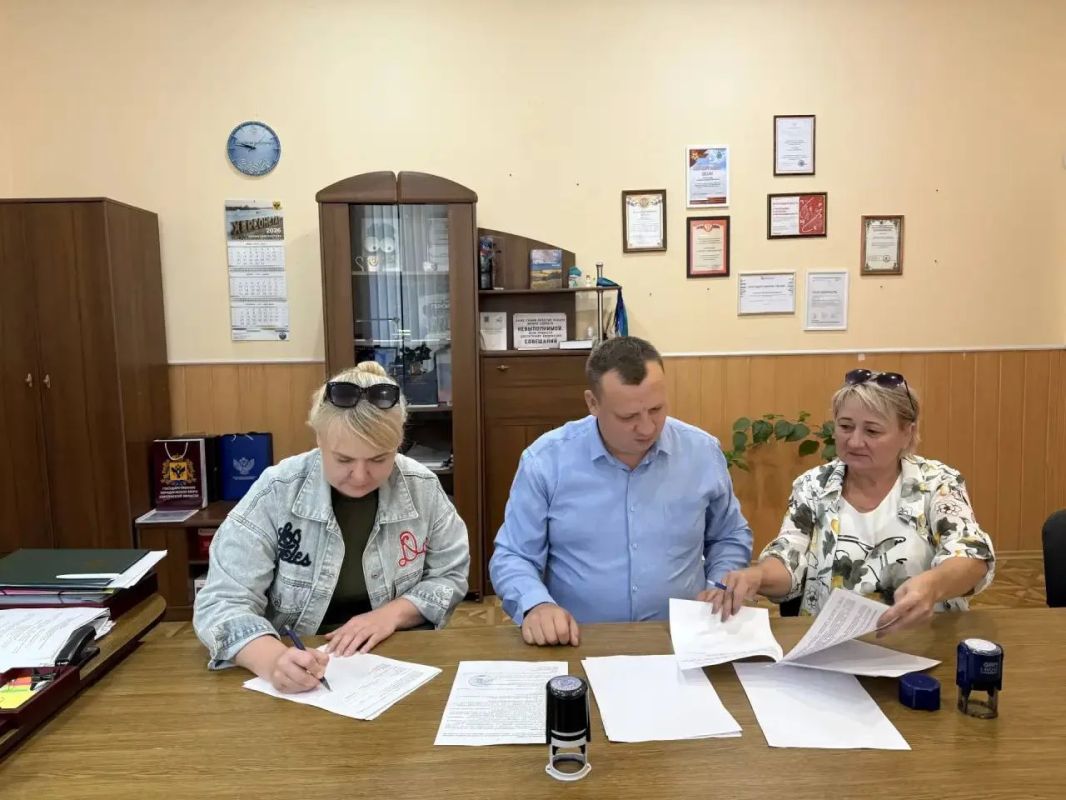 Педагог из Камчатского края начала работу в школе Великолепетихского округа по программе "Земский учитель", сообщил Владимир Сальдо Педагог из Камчатского края начала работу в школе Великолепетихского округа по программе "Земский учитель", сообщил Владимир Сальдо