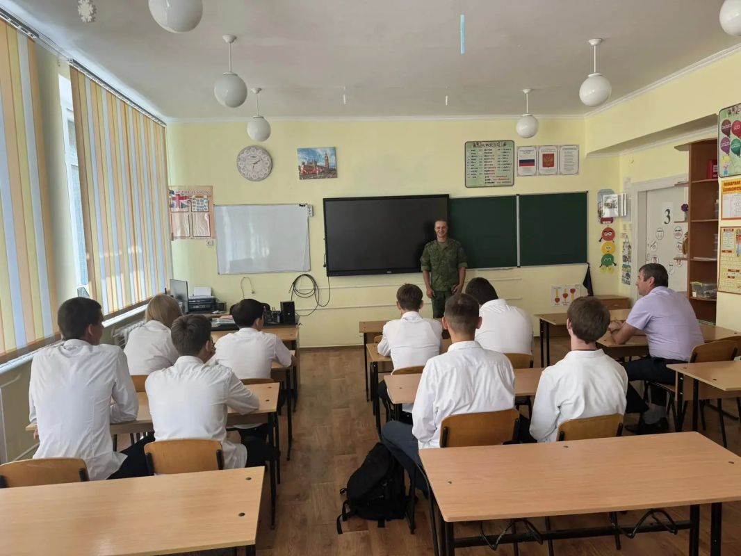 Важная встреча в Приморской школе: выпускникам рассказали о поступлении в командное училище Важная встреча в Приморской школе: выпускникам рассказали о поступлении в командное училище
