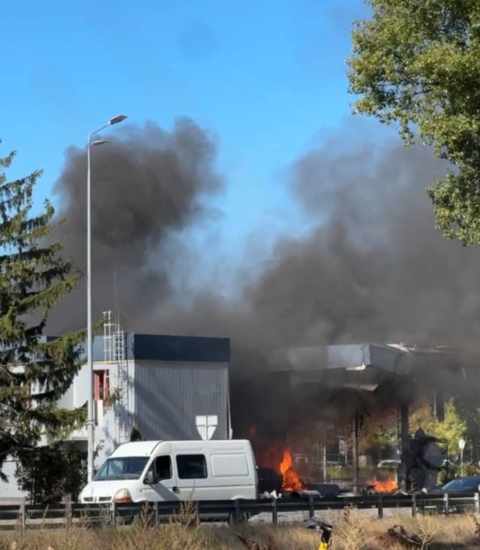 В Киеве горит заправка — дрон В Киеве горит заправка — дрон