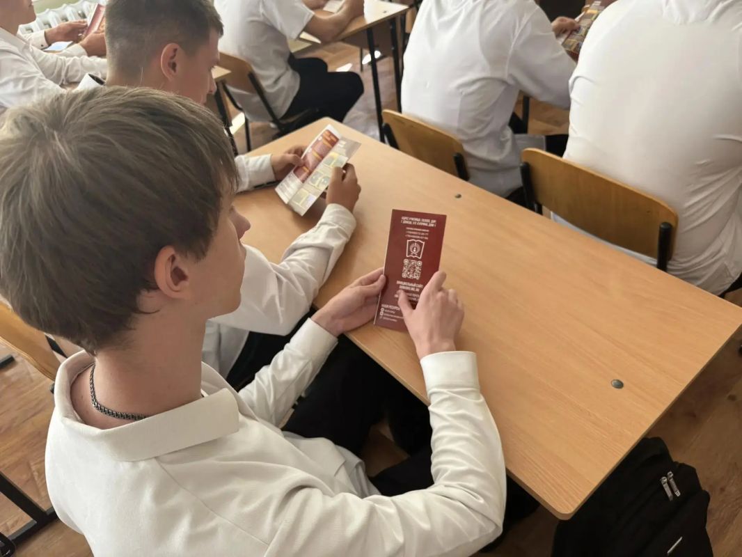 Важная встреча в Приморской школе: выпускникам рассказали о поступлении в командное училище Важная встреча в Приморской школе: выпускникам рассказали о поступлении в командное училище