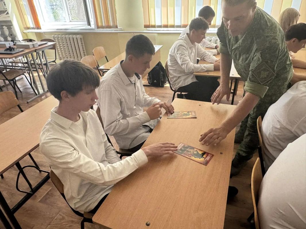 Важная встреча в Приморской школе: выпускникам рассказали о поступлении в командное училище Важная встреча в Приморской школе: выпускникам рассказали о поступлении в командное училище