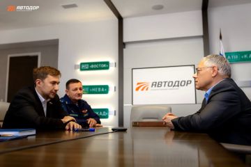 Председатель Правления Государственной компании «Автодор» Вячеслав Петушенко провел рабочую встречу с сенатором Российской Федерации, членом партии «Единая Россия» Сергеем Карякиным