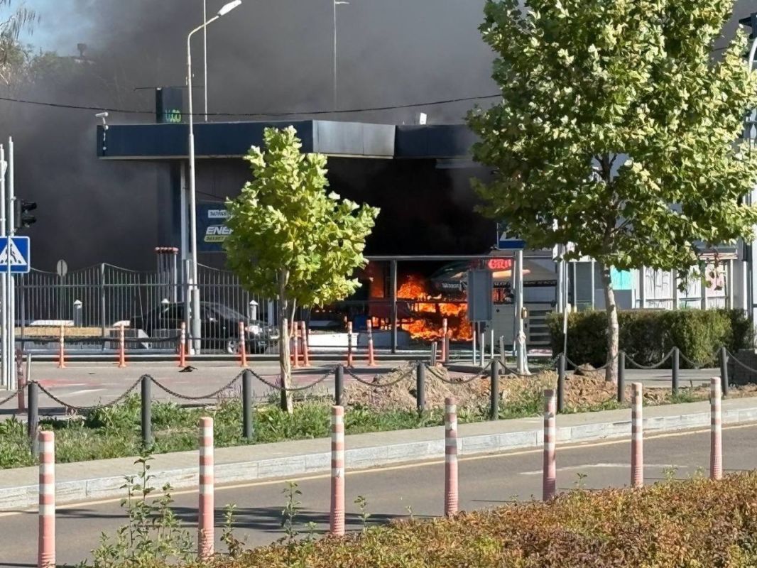 В Киеве горит заправка — дрон В Киеве горит заправка — дрон