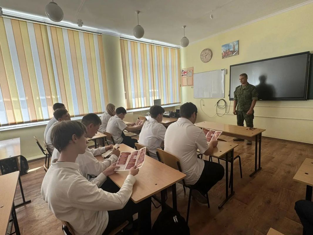 Важная встреча в Приморской школе: выпускникам рассказали о поступлении в командное училище Важная встреча в Приморской школе: выпускникам рассказали о поступлении в командное училище