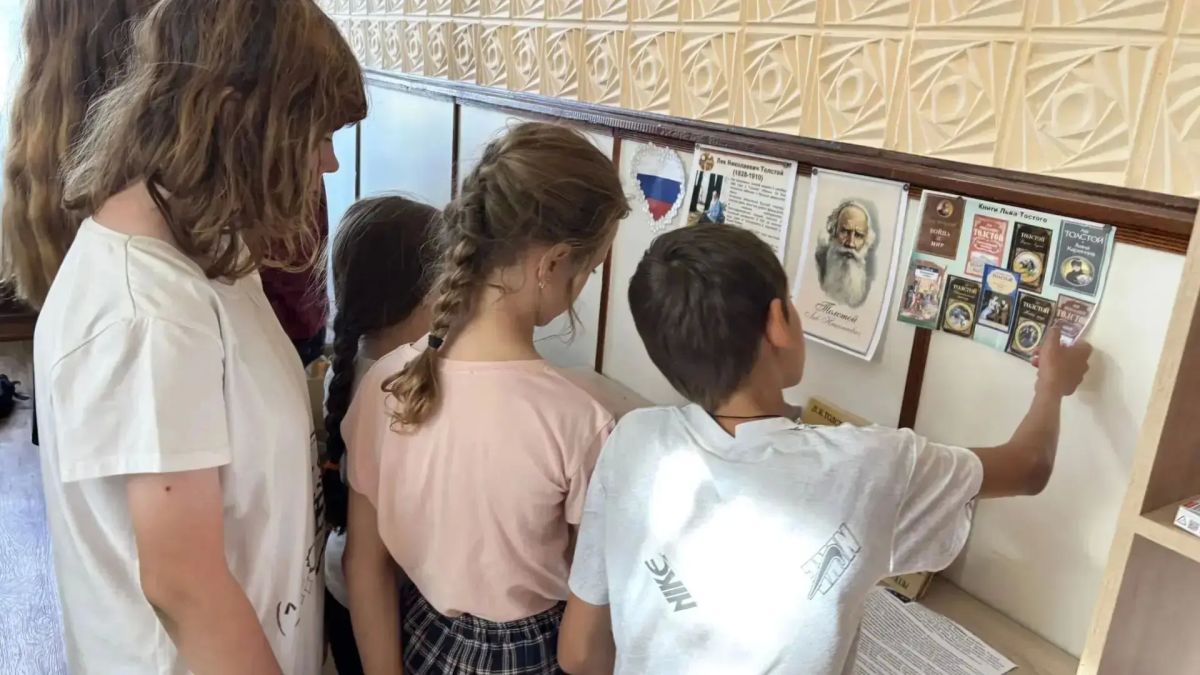 В Дмитровской библиотеке прошло познавательное мероприятие «Книжный мир Льва Толстого», приуроченное ко дню рождения великого русского писателя В Дмитровской библиотеке прошло познавательное мероприятие «Книжный мир Льва Толстого», приуроченное ко дню рождения великого русского писателя