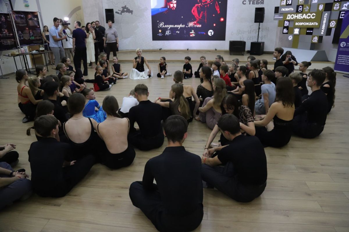 Более 300 участников, два города и одна большая история: в Донецке и Макеевке прошли мастер-классы проекта «Кубок Героя имени Владимира Жога» Более 300 участников, два города и одна большая история: в Донецке и Макеевке прошли мастер-классы проекта «Кубок Героя имени Владимира Жога»