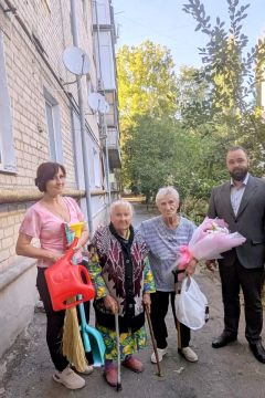 Сотрудники ЖКХ поблагодарили жительниц Каховского округа за заботу о родном дворе