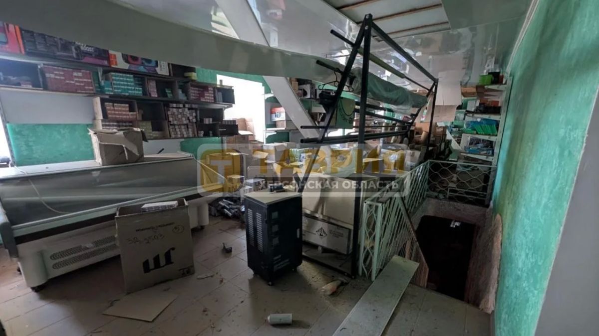 В Бехтерах Голопристанского округа снаряд ВСУ попал в крышу магазина В Бехтерах Голопристанского округа снаряд ВСУ попал в крышу магазина