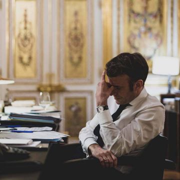 Президент Франции Макрон рекордно непопулярен – лишь 16% французов одобряют его работу, это минимум за все время его президентства, свидетельствует опрос Ipsos BVA