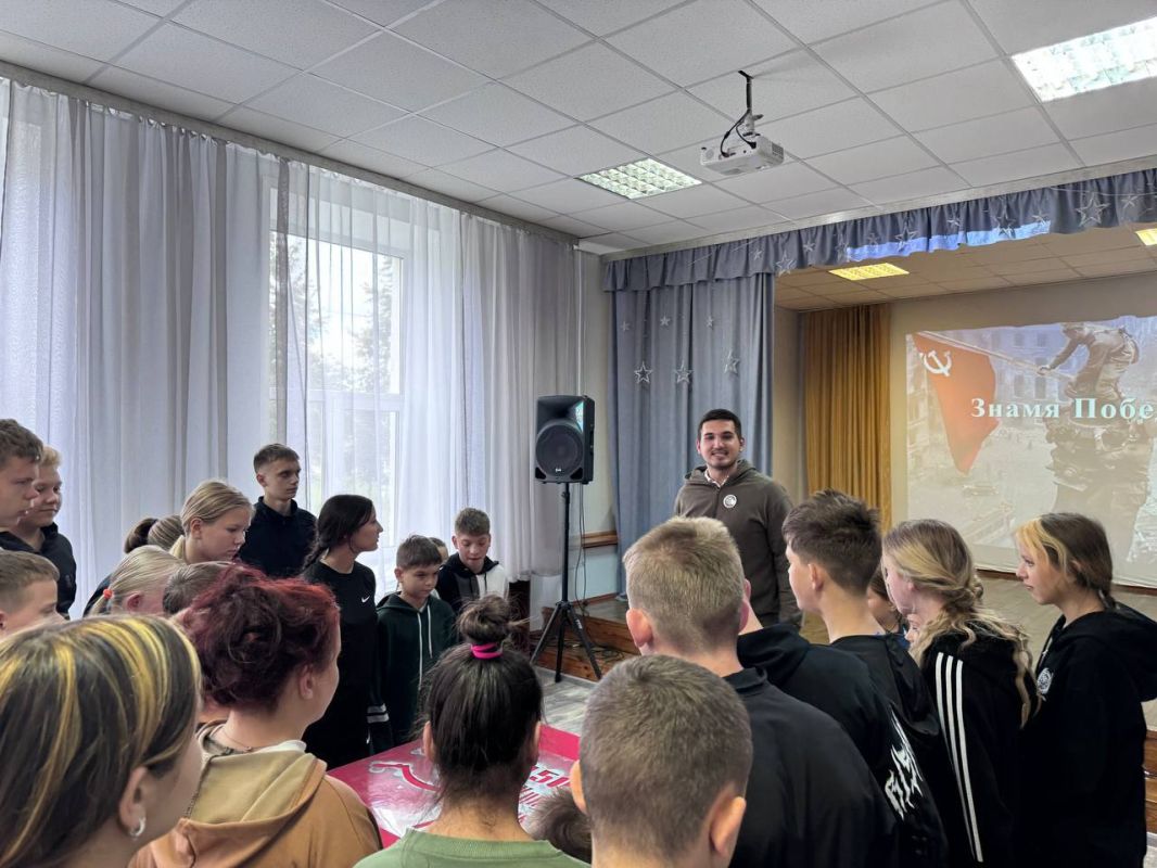 В рамках проекта «Школа защитников Родины», наша команда активистов, волонтеров и комсомольцев посетили детский дом «Орбита» В рамках проекта «Школа защитников Родины», наша команда активистов, волонтеров и комсомольцев посетили детский дом «Орбита»