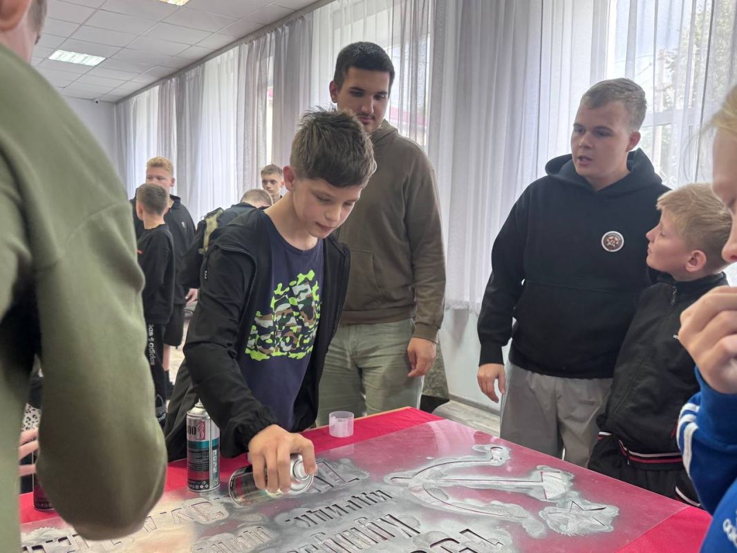 В рамках проекта «Школа защитников Родины», наша команда активистов, волонтеров и комсомольцев посетили детский дом «Орбита» В рамках проекта «Школа защитников Родины», наша команда активистов, волонтеров и комсомольцев посетили детский дом «Орбита»