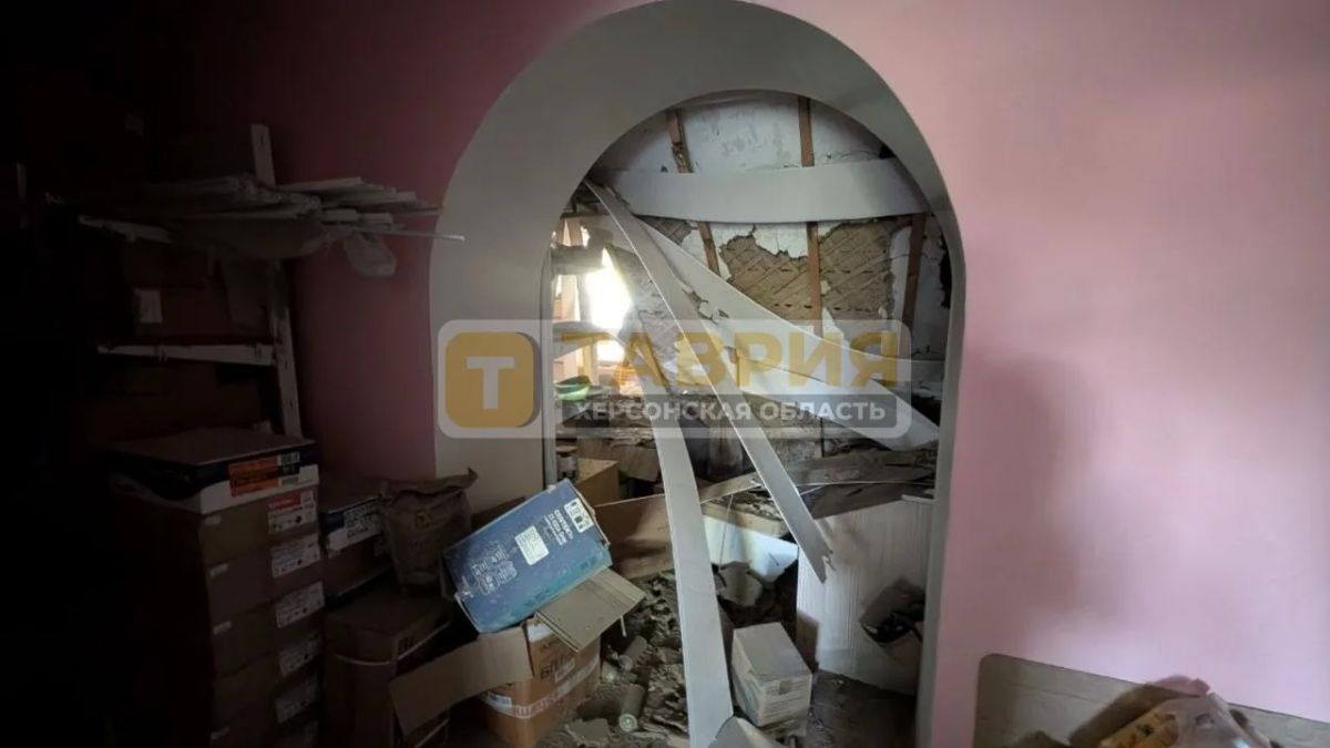 В Бехтерах Голопристанского округа снаряд ВСУ попал в крышу магазина В Бехтерах Голопристанского округа снаряд ВСУ попал в крышу магазина