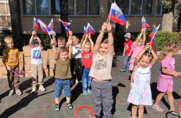 Бойцы Крымского полка передали сладости и подарки воспитанникам Скадовского детского сада «Колокольчик»