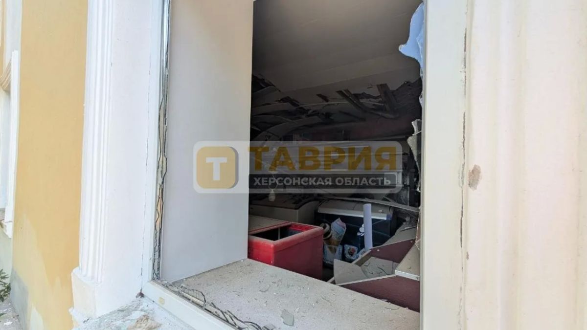 В Бехтерах Голопристанского округа снаряд ВСУ попал в крышу магазина В Бехтерах Голопристанского округа снаряд ВСУ попал в крышу магазина