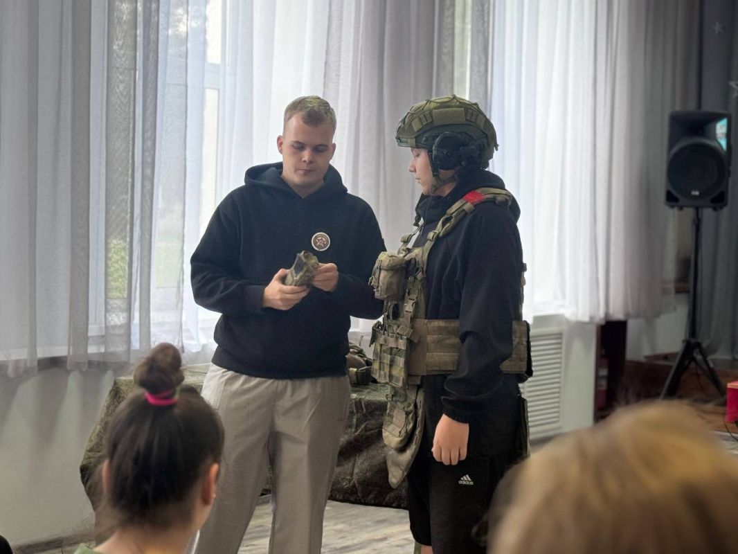 В рамках проекта «Школа защитников Родины», наша команда активистов, волонтеров и комсомольцев посетили детский дом «Орбита» В рамках проекта «Школа защитников Родины», наша команда активистов, волонтеров и комсомольцев посетили детский дом «Орбита»