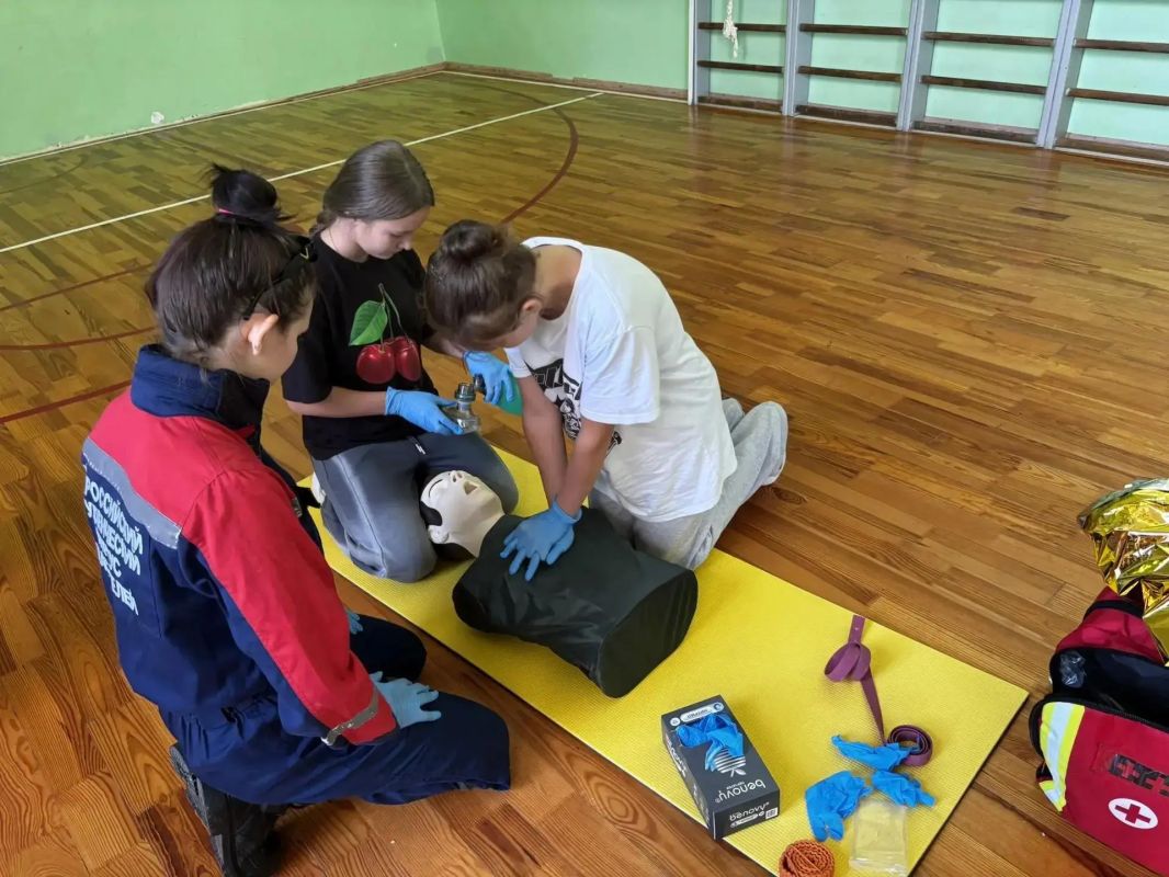 Добровольцы Херсонского РО ВСКС студенческого спасательного отряда «Рысь» Херсонского государственного педагогического университета провели для учащихся Приморской школы увлекательный мастер-класс, на котором вместе с... Добровольцы Херсонского РО ВСКС студенческого спасательного отряда «Рысь» Херсонского государственного педагогического университета провели для учащихся Приморской школы увлекательный мастер-класс, на котором вместе с...