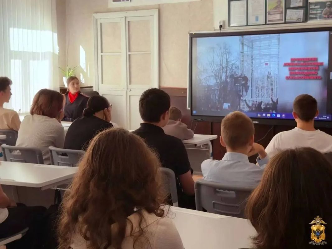 Полицейские провели встречу со школьниками Генического округа, посвященную противодействию терроризму и экстремизму Полицейские провели встречу со школьниками Генического округа, посвященную противодействию терроризму и экстремизму
