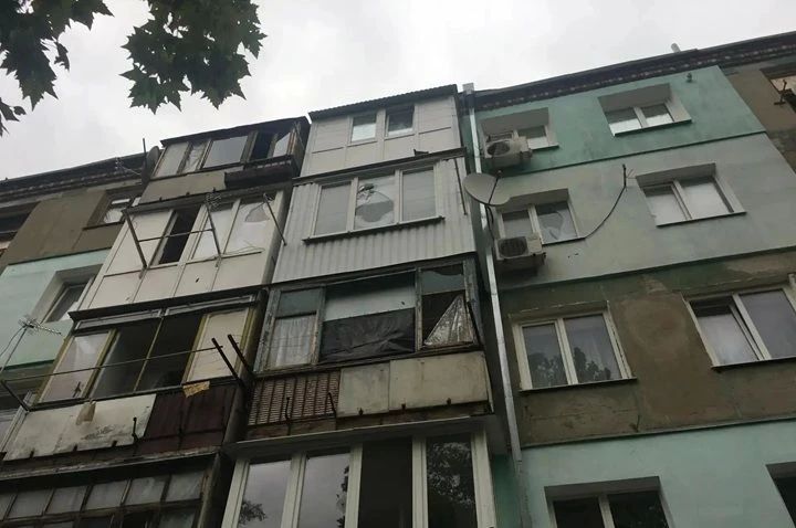 Многоэтажка повреждена в Новой Каховке из-за артиллерийского обстрела ВСУ