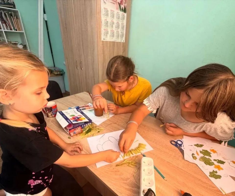 Юные посетители Марьяновского сельского клуба вместе с заведующей отправились в увлекательный мир осеннего творчества Юные посетители Марьяновского сельского клуба вместе с заведующей отправились в увлекательный мир осеннего творчества