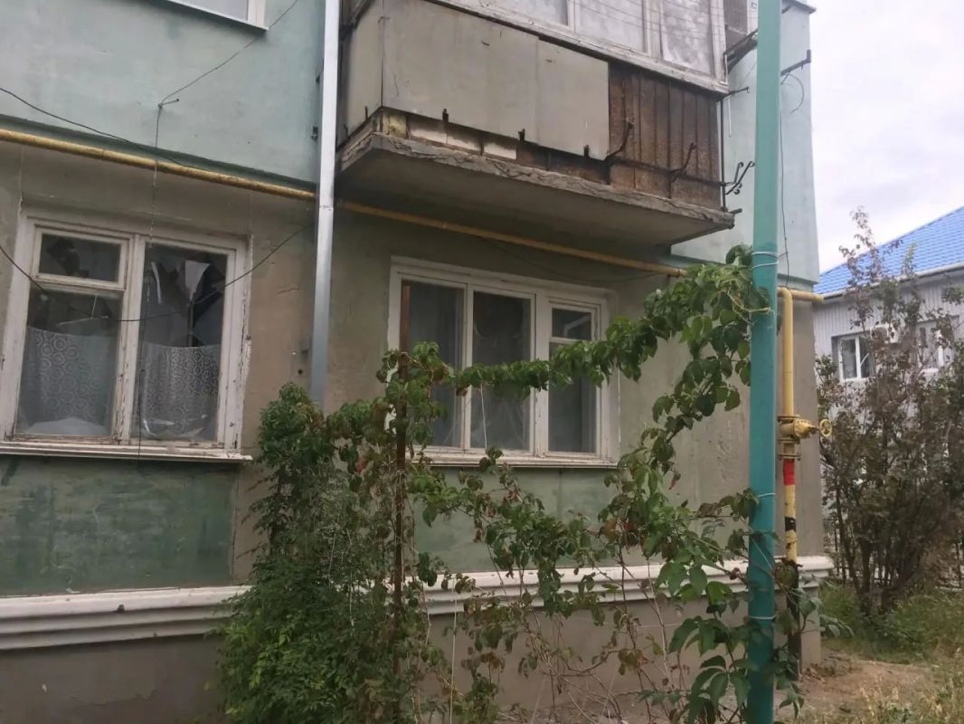 Многоквартирный дом повреждён при обстреле Новой Каховки Многоквартирный дом повреждён при обстреле Новой Каховки