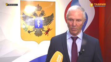 Владимир Сальдо и заместитель директора ВШГУ Президентской академии Евгений Подшивалов торжественно вручили дипломы финалистам проекта "Герои Херсонщины"