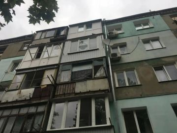 Многоквартирный дом повреждён при обстреле Новой Каховки