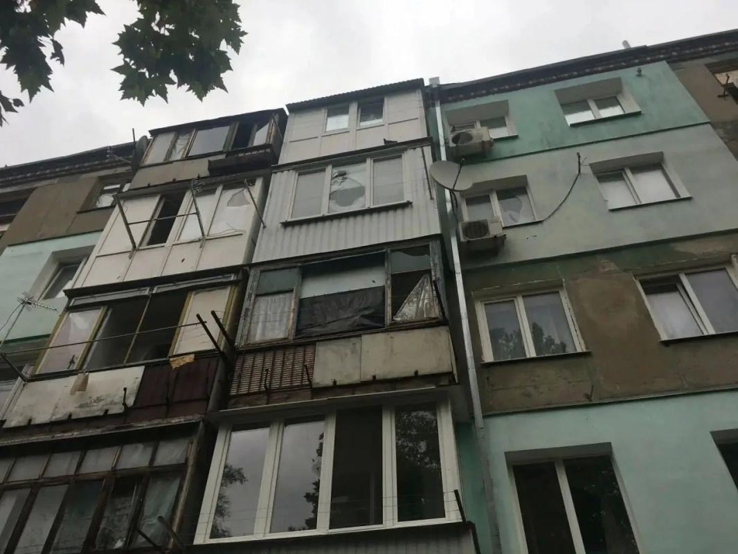 Многоквартирный дом повреждён при обстреле Новой Каховки