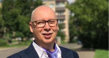 Александр Зимовский: И КОЛОКОЛ ГЛУХО БЬЕТ В ПОМЕЩЕНИИ ЛЛОЙДА