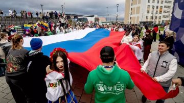 Молодежь Донбасса развернула 200-метровый флаг России в Екатеринбурге