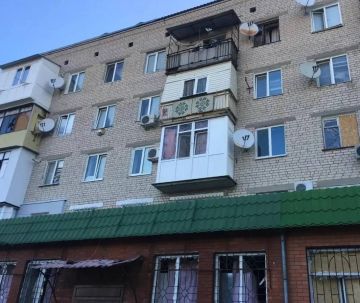 Многоквартирный дом и функционирующий магазин повреждены в Новой Каховке из-за атаки БпЛА ВСУ