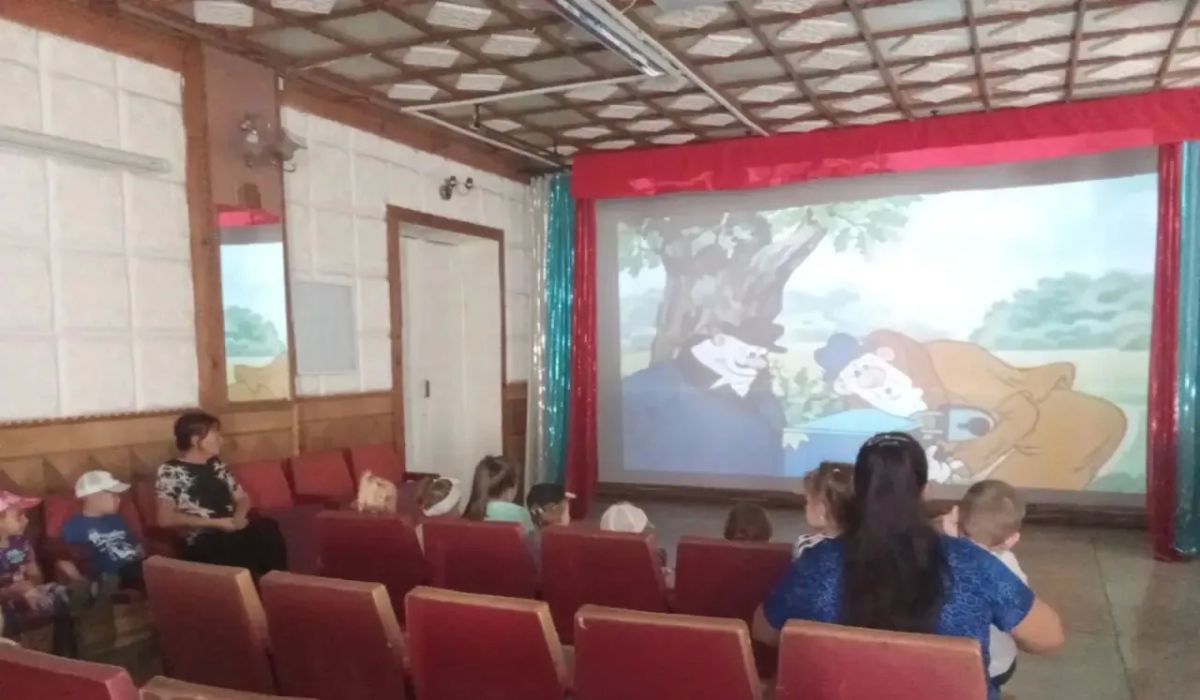 Классика мультипликации детям: в СДК Красной Поляны прошел показ добрых мультфильмов Классика мультипликации детям: в СДК Красной Поляны прошел показ добрых мультфильмов